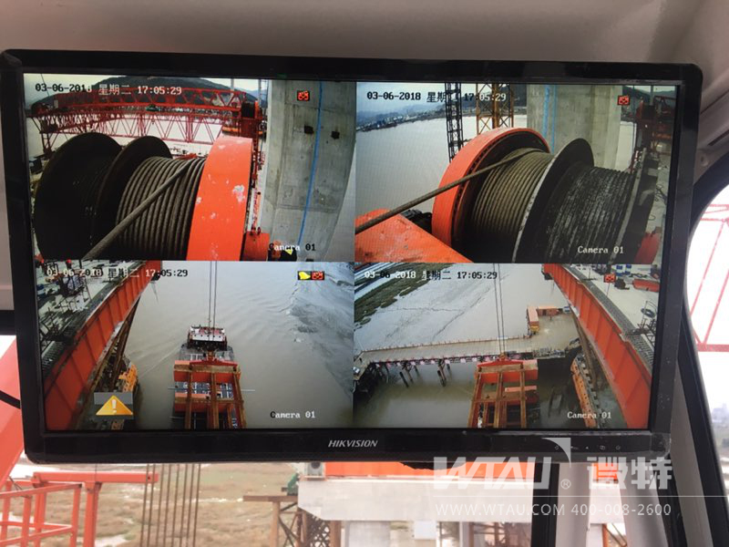 橋面吊機(jī)安全監(jiān)控管理司機(jī)室內(nèi)的視頻監(jiān)控畫(huà)面