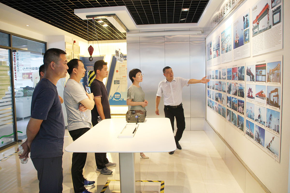 總經(jīng)理邱曉紅、副總經(jīng)理顏劍一行人蒞臨微特