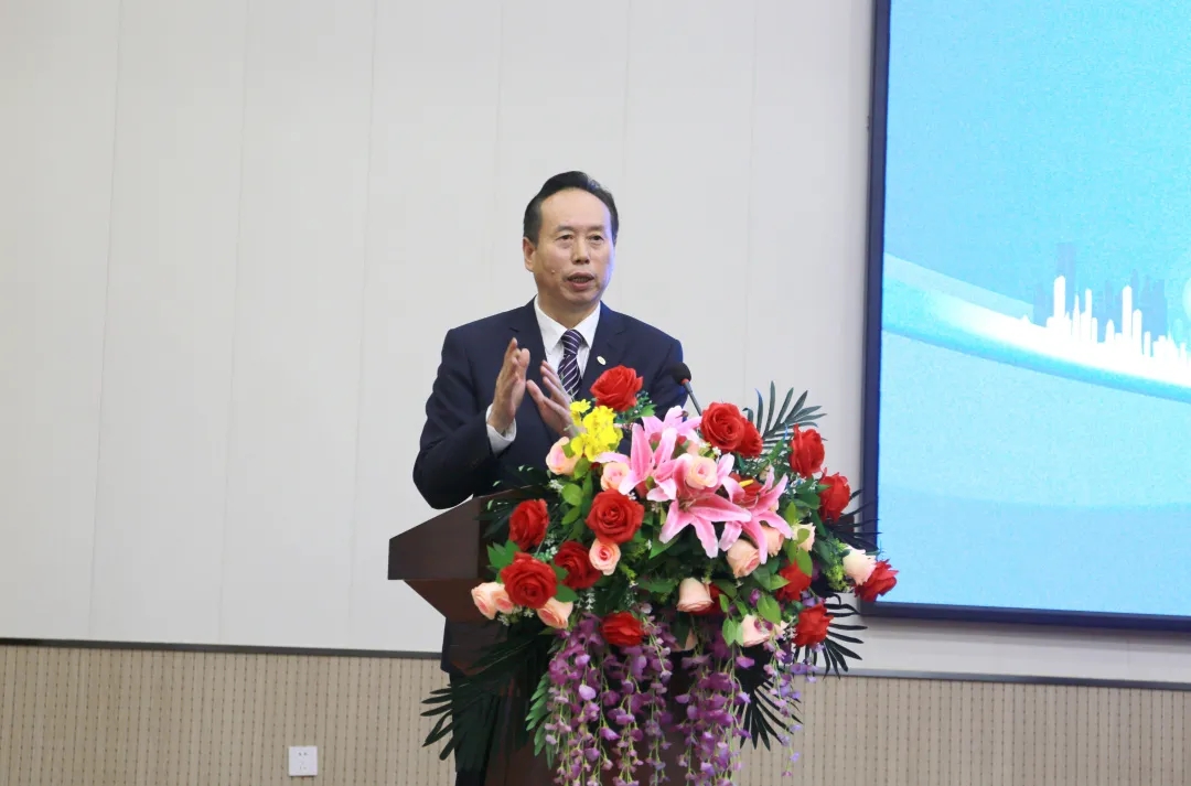 衛(wèi)華集團(tuán)黨委書記、總裁俞有飛致辭