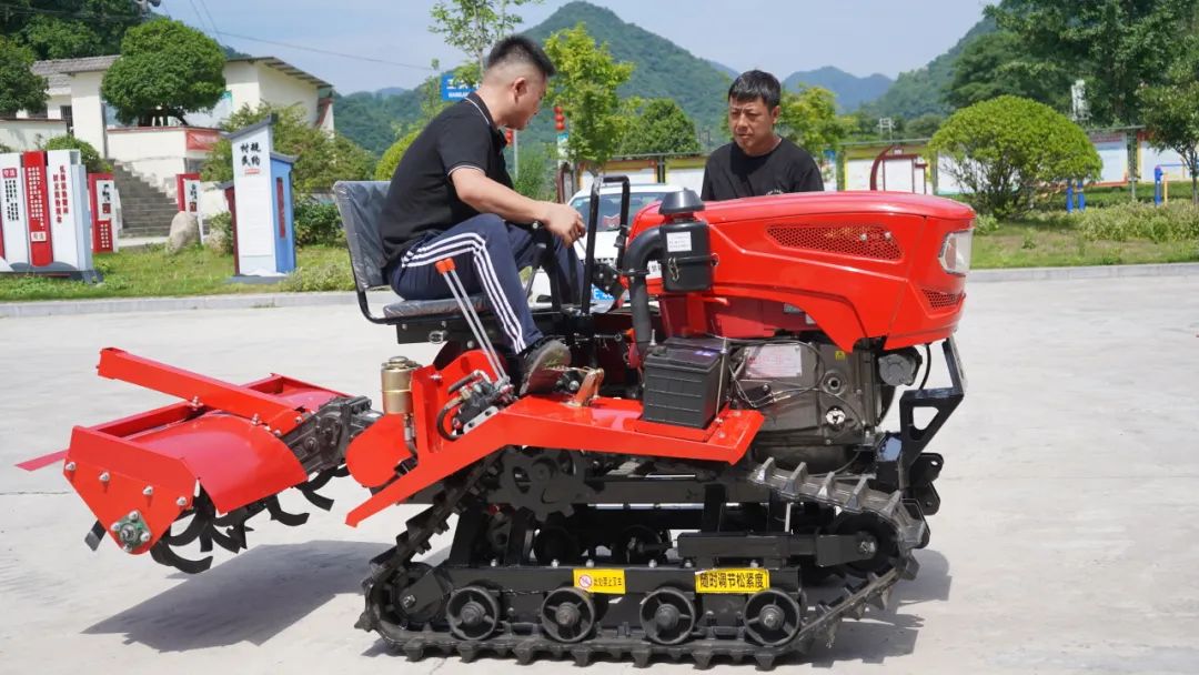 微特捐贈農具 助力鄉(xiāng)村振興2.jpg