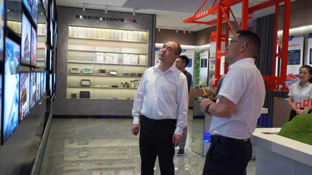 宜昌市副市長崔偉寧蒞臨微特3.jpg