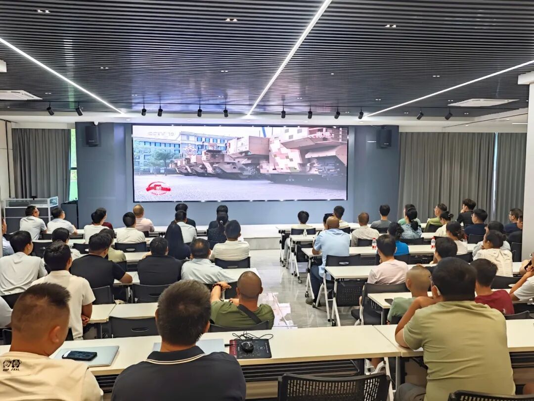 微特組織全體員工及園區(qū)企業(yè)集中觀(guān)看閱兵儀式